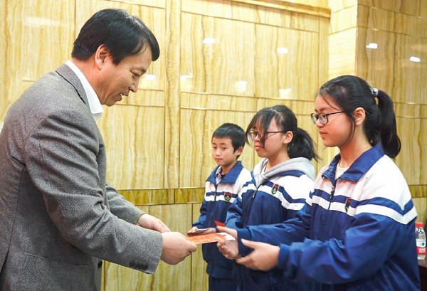 中國華融黨委副書記、監(jiān)事長胡建忠一行赴四川宣漢縣調(diào)研督導(dǎo)扶貧工作